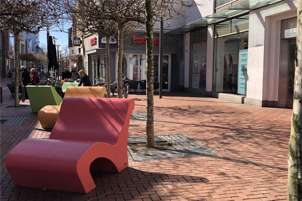 Neuer Mieter soll Laden in charmantem City-Haus beleben Große Sessel vor Peek & Cloppenburg
