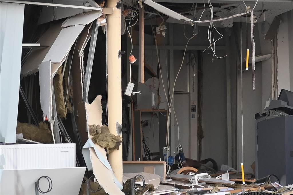 Zwei heftige Explosionen schrecken Anwohner auf: Geldautomat gesprengt Ein Blick in die gesprengte Filiale der Volksbank.