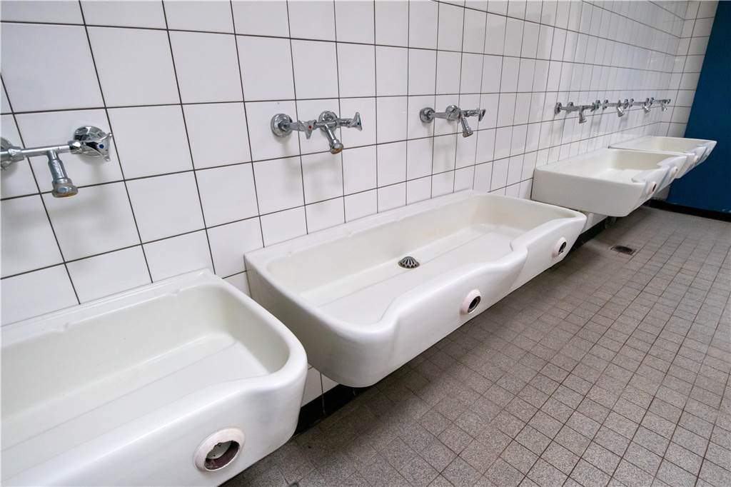 Sporthalle und „Buten und Binnen“: Rat will Chance auf Förderung erhöhen Ein Blick in die Sanitärräume der Sporthalle der ehemaligen Roncallischule