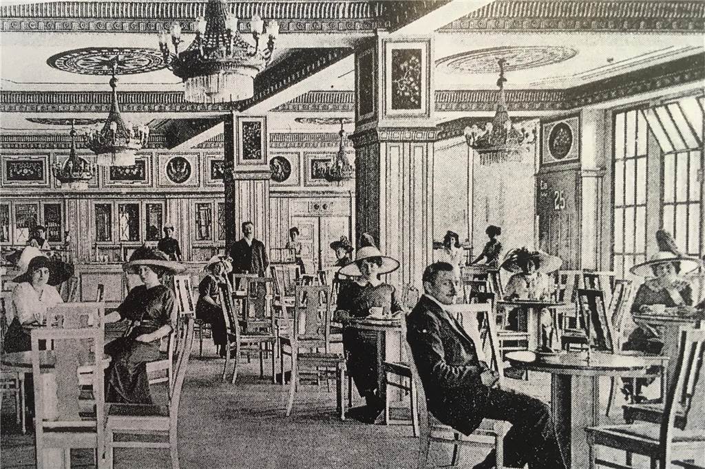 Prachtbau am Westenhellweg setzte Maßstäbe: Karstadt-Geschichte begann vor 120 Jahren Ein Blick in die Teestube des Kaufhauses Althoff.
