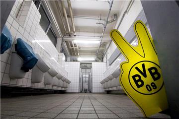 Ein Blick in die Toiletten im Signal Iduna Park: Bei Spielen stehen die BVB-Fans hier häufig ziemlich lange Schlange - daran soll sich jetzt etwas ändern.