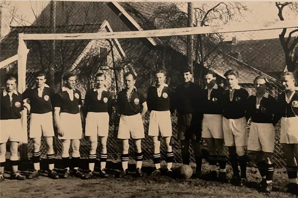 100 Jahre FC Oeding: Verein plant große Jubiläumsfeier Mannschaftsfoto der ersten Herrenmannschaft des FC Oeding im Jahr 1952