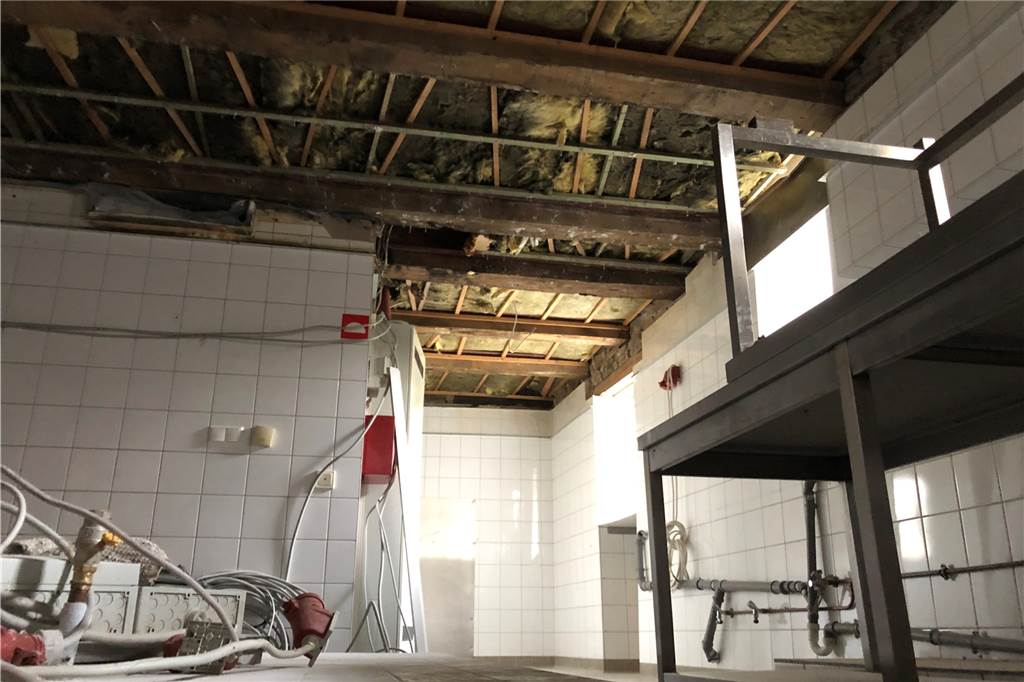 Fluch und Segen des Denkmals: Das Café Rodenberg wartet weiter auf eine wichtige Erlaubnis Ein Blick in die zukünftige Küche im Schlosscafé Rodenberg. Die Decke ist abgehängt - und hier liegt auch das Grundproblem.