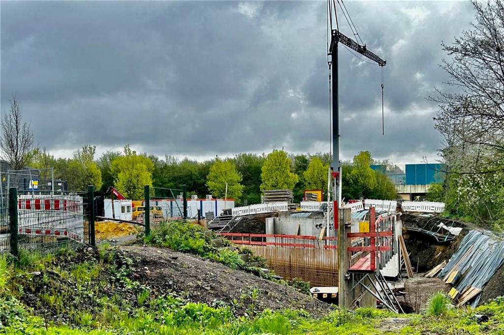 Baustoffkrise: Straßenverbindung an der B236 noch monatelang gesperrt Ein Blick in Richtung B236. Gut zu erkennen die Baustelle der neuen Brücke. Die wird bald eine Zeitlang ruhen.