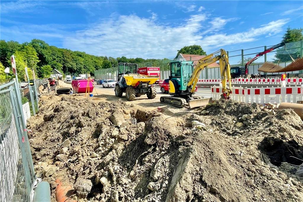 B236: geheimnisvolle Bodenarbeiten und eine neue Überraschung für Autofahrer Ein Blick in Richtung Norden zeigt das Ausmaß der Bauarbeiten an der neuen Lärmschutzwand.