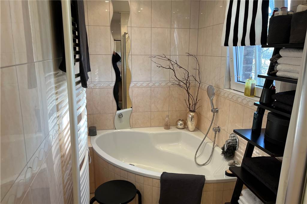 Designerin Patricia Brügger zeigt ihre 110 Jahre alte Backsteinvilla Ein Blick ins Badezimmer, das trotz beengter Verhältnisse ein echter Hingucker ist.