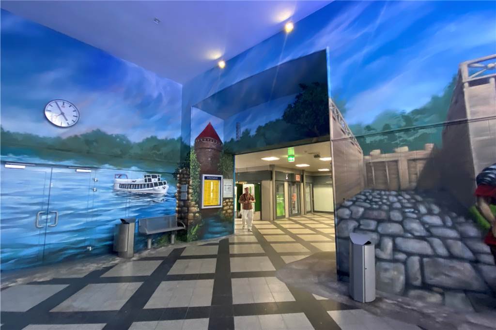 Schöner ankommen: Bahn und Politik wollen Bahnhof neues Leben einhauchen Ein Blick ins Bahnhofsgebäude. Die Wände im Erdgeschoss sind von Graffiti-Künstlern gestaltet. Außer Bäckerei, Warteraum und Fahrradstation gibt es keine weiteren Nutzer. Die Bahnhofsbuchhandlung ist sei dem 15. November 2020 geschlossen.