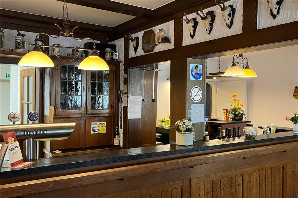 Selmer Gasthaus seit 160 Jahren: Früher war hier eine Zollstation Ein Blick ins Innere: Die Theke gibt es seit der Hochzeit der Großeltern der heutigen Inhaberin Astrid Vogt.