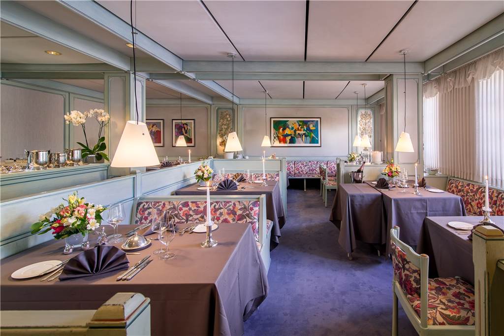 Haus Henschel in Dorsten lädt ein zur kulinarischen Auszeit vom Alltag Ein Blick ins Restaurant: 20 bis 25 Gäste können hier in gediegener Wohlfühl-Atmosphäre eine schmackhafte Auszeit vom Alltag genießen.