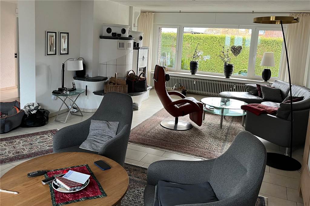 Rosemarie Franzen zeigt freistehendes Haus für 449.000 Euro Ein Blick ins Wohnzimmer (Erdgeschoss)