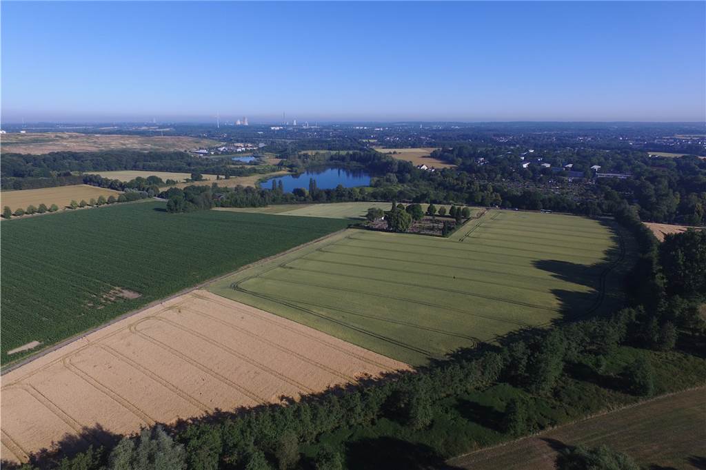 Ein Blick über die Umgebung von Lanstrop - mit dem See im Hintergrund.