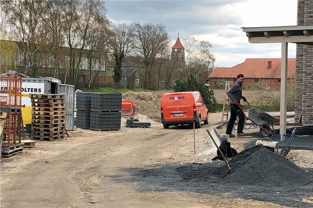 Forderung: Schlinge-Brücke für Fußgänger und Radler soll kurzfristig her Ein Blick vom Baugebiet aus auf den Bereich, wo die "große" Brücke, die auch für Pkw befahrbar sein soll, geplant ist. Links neben der Kirche ist das Pfarrheim zu erkennen, das für die Zuwegung weichen soll.