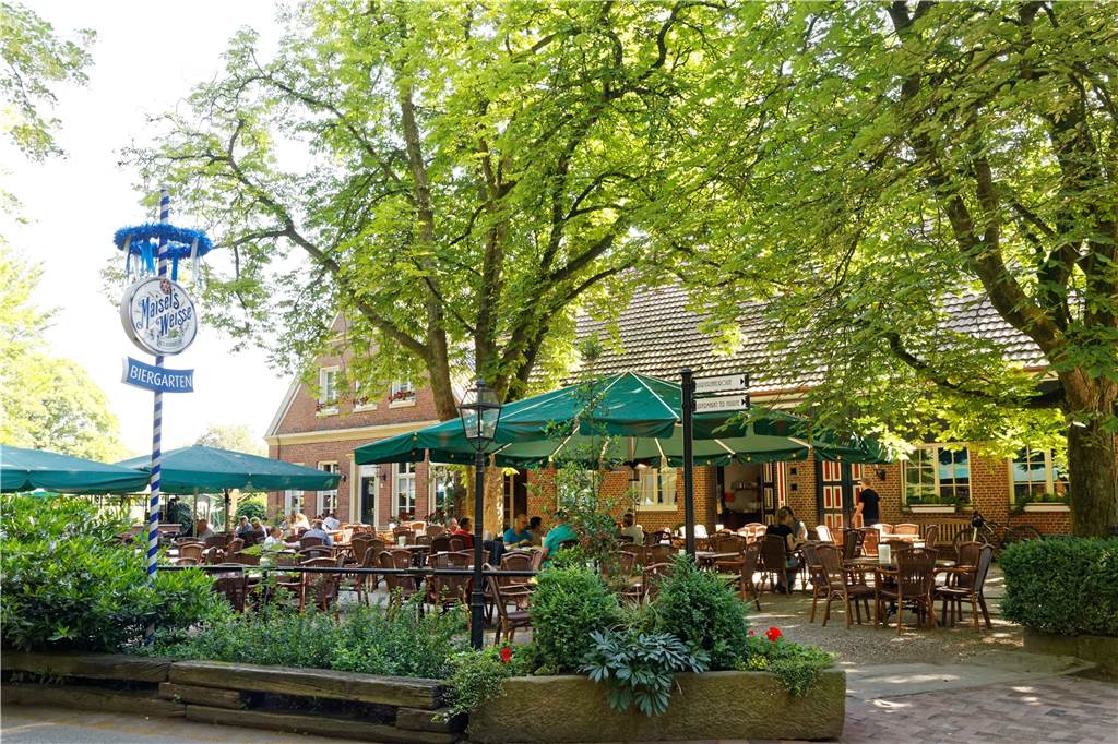 Die Haarmühle bietet rustikale Sattmacher in einem einzigartigen Ambiente Ein Blick von außen auf den Biergarten der Haarmühle: Schon morgens sind viele Tische besetzt bei dem beliebten Ausflugslokal.