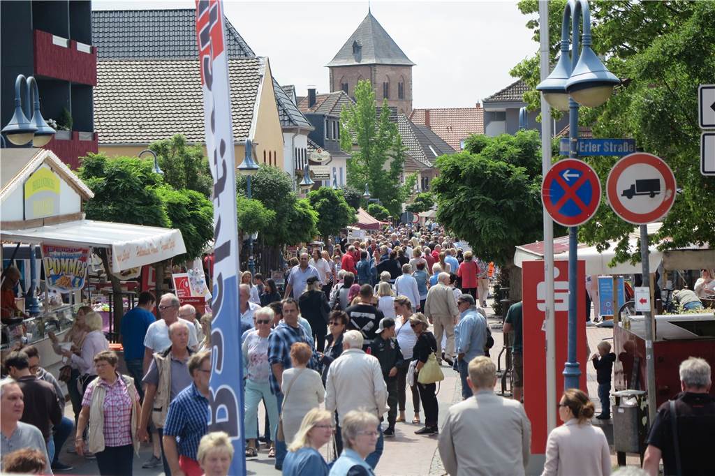 Feine Kochkunst ließ die Besucherscharen strömen Ein Blick von der Ludgeruskirche in Richtung Georgskirche zeigt den großen Andrang, der am Sonntagnachmittag auf der für den motorisierten Verkehrs gesperrten Mittelstraße herrschte.
