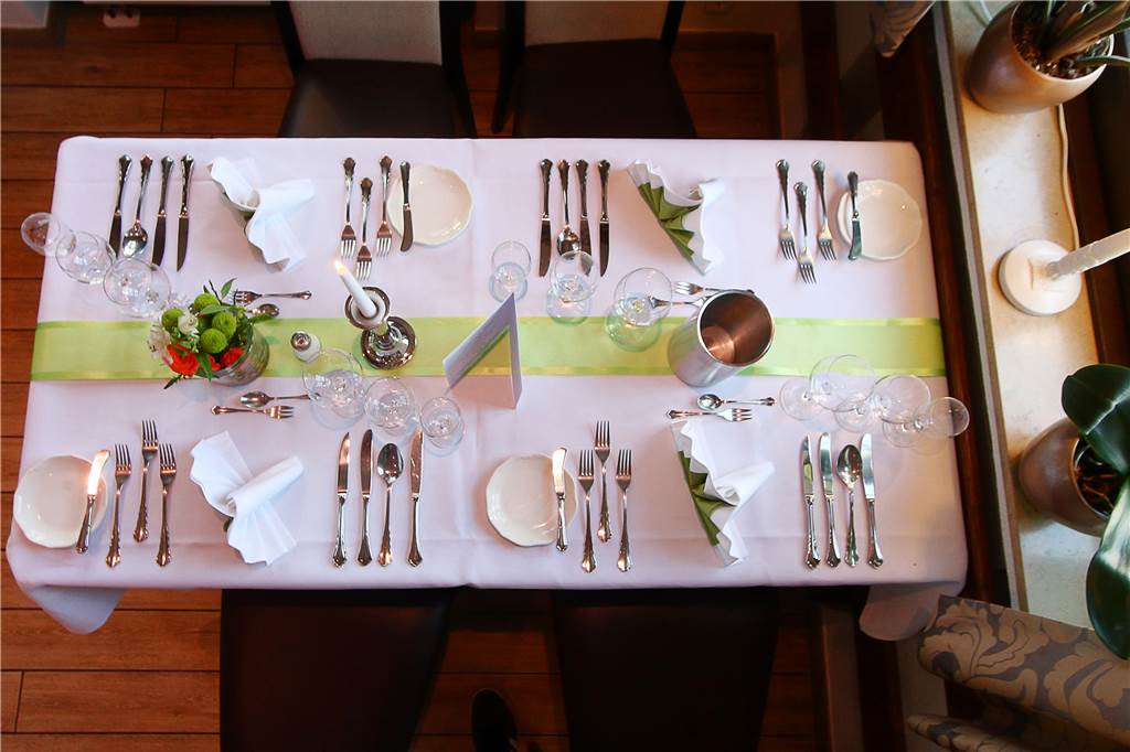 Hotel Hermannshöhe liefert ein leckeres Rundum-sorglos-Paket für den Frühling Ein Blick von oben auf den Tisch, der für den Menüfrühling eingedeckt ist.