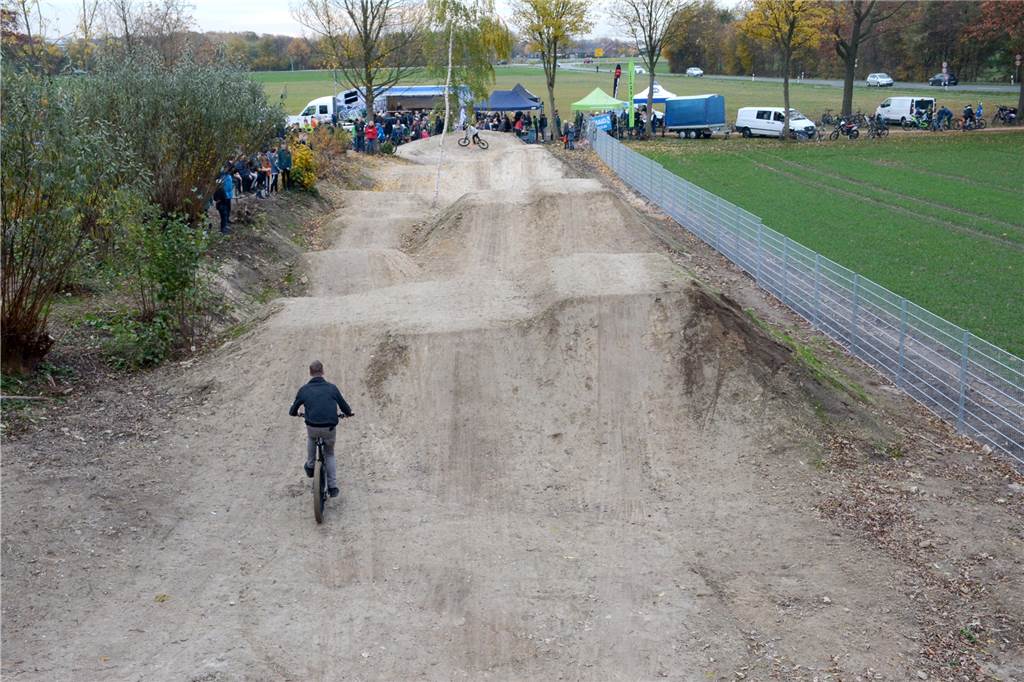 Neuer Bike-Park sorgt für Adrenalinschübe Ein Blick von oben auf die Sprunhügel im Ahauser Bike-Park.