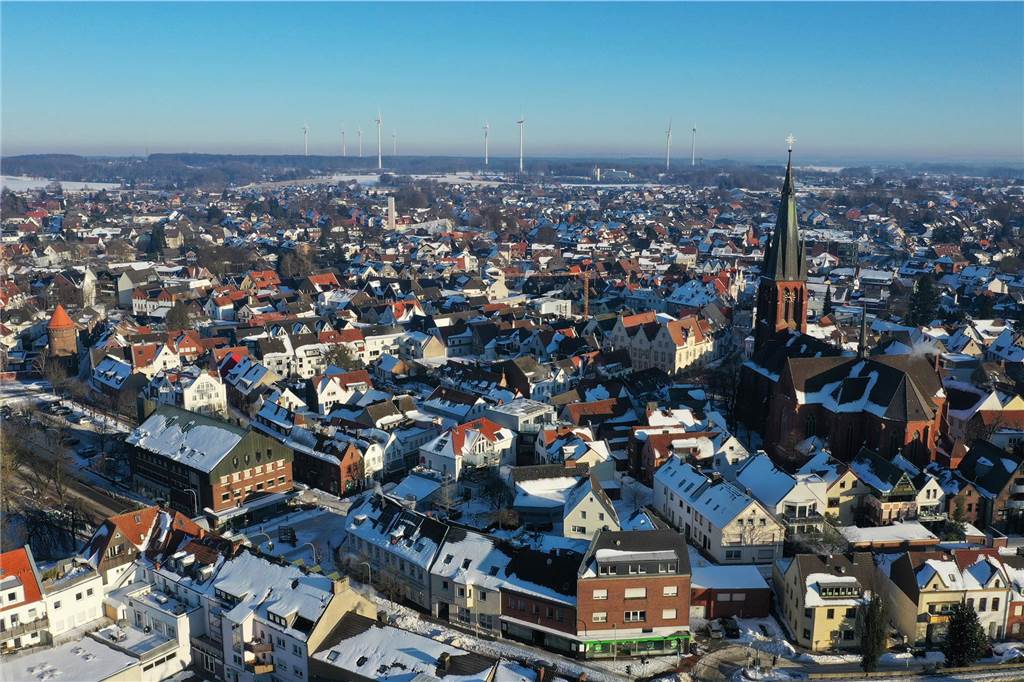 Ein Blick von oben auf die verschneite Stadt.