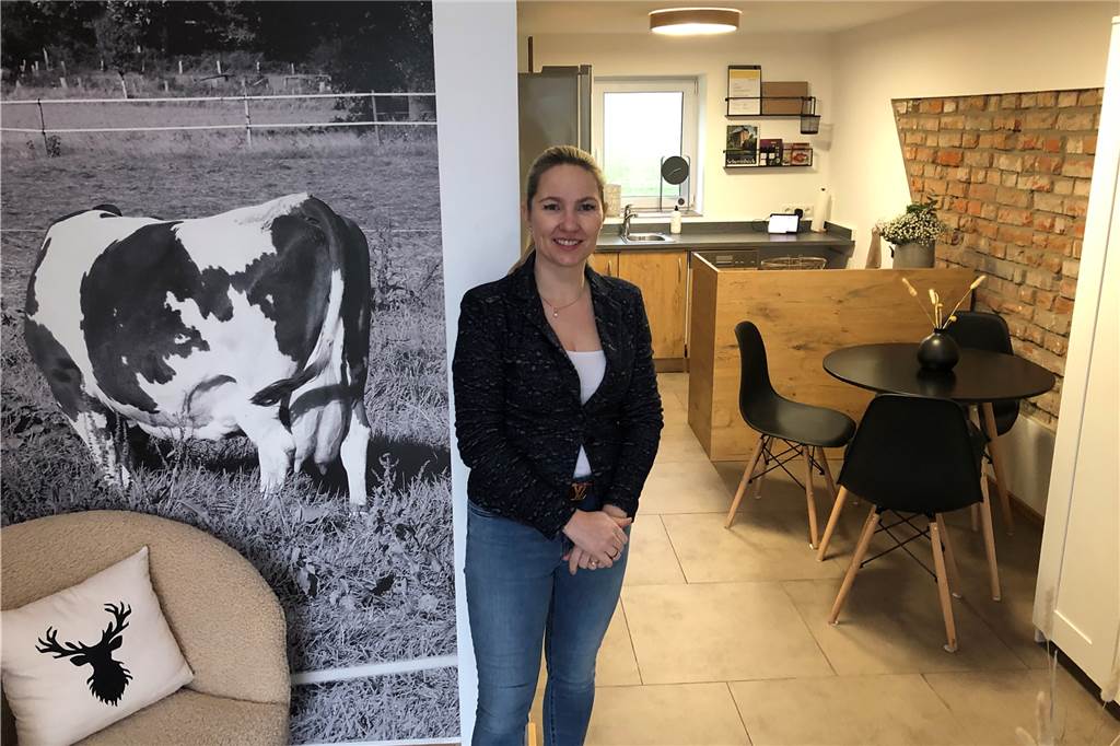Neues 4-Sterne-Ferienhaus: Annemarie Brilo zeigt die Inneneinrichtung Ein Blickfang im Ferienhaus von Annemarie Brilo ist die schwarz-weiße Kuh an der Wand.