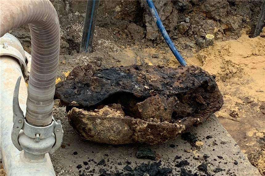 Weltkriegs-Bombe bei Bauarbeiten gefunden Ein Blindgänger im Erdreich: Bei Bauarbeiten wurde diese Bombe gefunden.