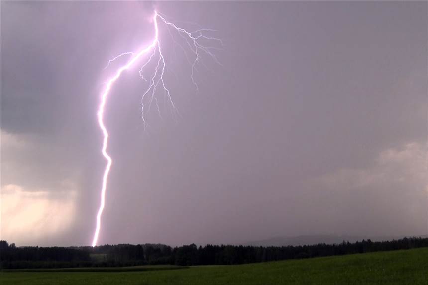 Nach der Hitze kommen die Gewitter - teilweise höchste Warnstufe Ein Blitz erhellt den Himmel am 1. August in Baden-Württemberg.