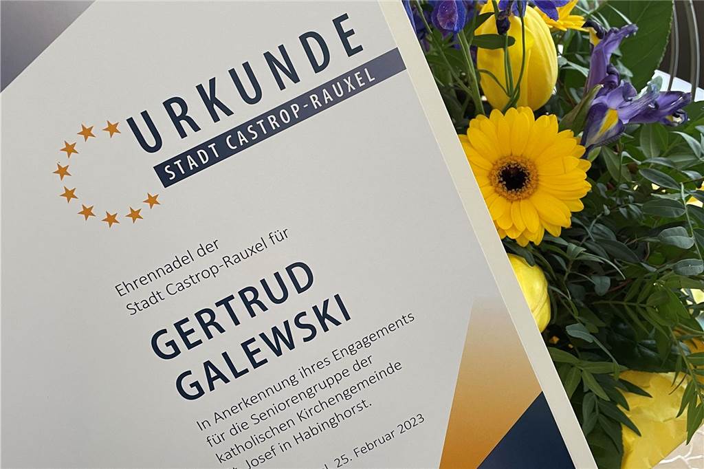 Gertrud Galewski hat die Ehrennadel für ihr Engagement erhalten Ehrenurkunde und Blumenstrauß