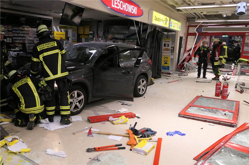 Top-Ten-Artikel 2022: Diese Geschichten haben die meisten interessiert Ein BMW-Fahrer raste in den Kaufland-Supermarkt in Aplerbeck und richtete schwere Verwüstung an.
