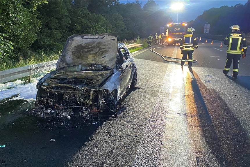 Fahrer rettet sich auf der A 31 aus brennendem Auto Ein BMW ist am Dienstagabend auf der A 31 komplett ausgebrannt.
