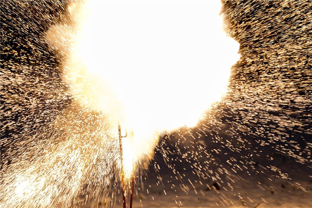 Viagra-Alternative und F4-Böller: Ermittlungen gegen Kioskbesitzer Ein Böller der Klasse F4 (Großfeuerwerk) explodiert