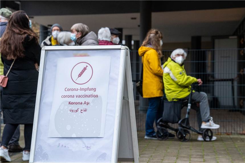 Sechs Monate warten auf den Booster: Kann ich mich auch früher impfen lassen? Ein Booster empfiehlt sich, um den persönlichen Schutz vor Covid-19-Erkrankung und Tod zu erhöhen.