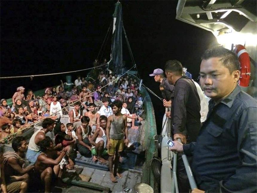 Schiffbrüchige Rohingya-Flüchtlinge dürfen an Land Ein Boot mit aus Myanmar geflüchteten Rohingya neben einem Schiff der thailändischen Marine. Foto: Royal Thai Navy