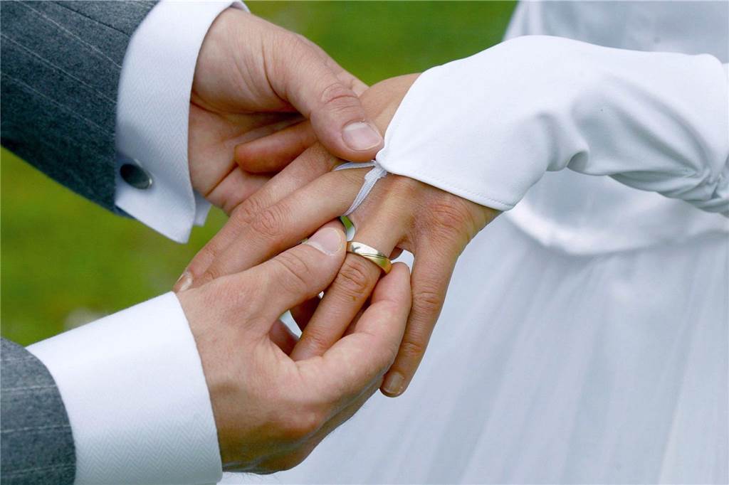 In der Maschinenhalle der Zeche Dorsten kann bald auch sonntags geheiratet werden Ein Bräutigam streift bei der Trauung seiner Braut den Ehering über den Finger.