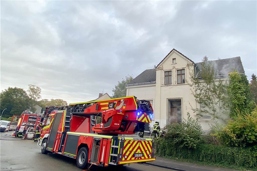 Der Feuerteufel im Dortmunder Westen schlägt vor allem in zwei Stadtteilen zu Ein Brand, der etwas anders ist als die anderen Brände: Anfang Oktober rückte die Feuerwehr zu einem Kellerbrand in der Egilmarstraße in Kirchlinde aus. Das Ungewöhnliche: Es war schon hell und das Haus unbewohnt.