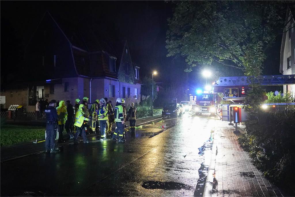 Ein Brand in einer Wohnung führte in der Nacht zu Donnerstag (10.10.2024) zu einem großen Einsatz der Feuerwehr an der Groppenbachstraße.