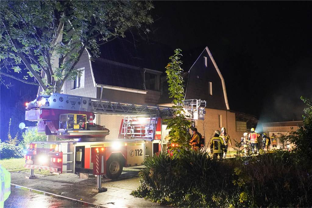 Ein Brand in einer Wohnung führte in der Nacht zu Donnerstag (10.10.2024) zu einem großen Einsatz der Feuerwehr an der Groppenbachstraße.