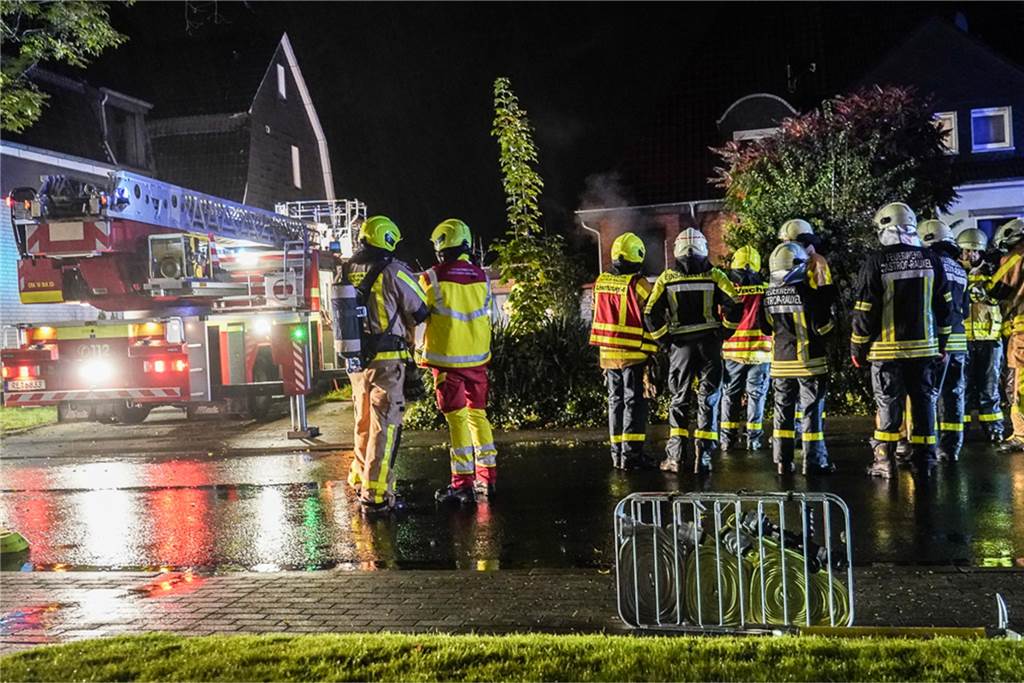 Ein Brand in einer Wohnung führte in der Nacht zu Donnerstag (10.10.2024) zu einem großen Einsatz der Feuerwehr an der Groppenbachstraße.
