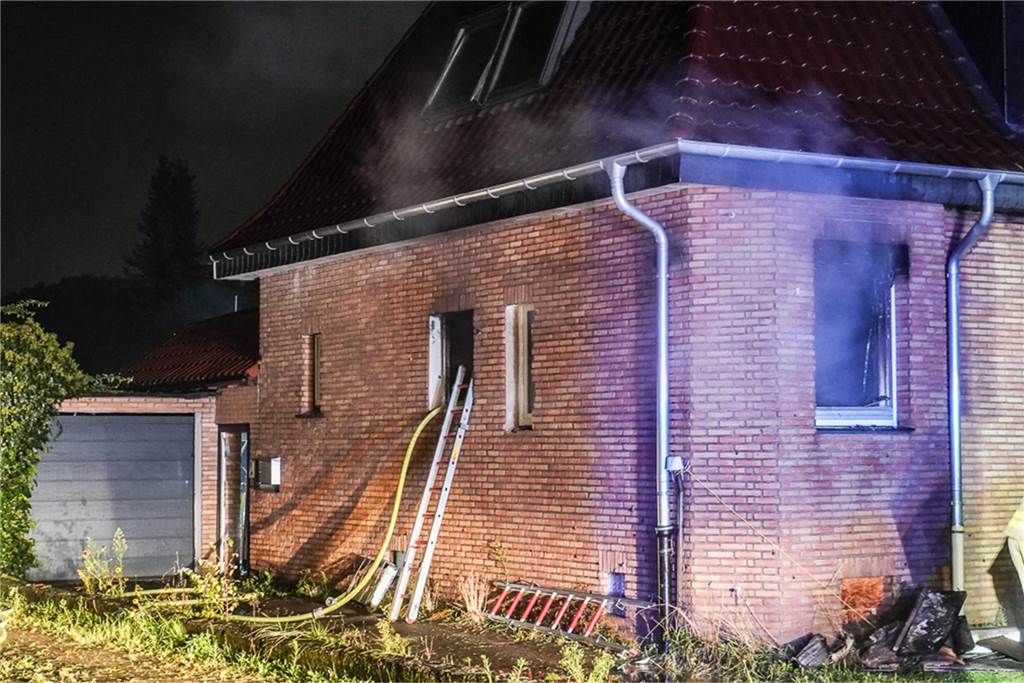 Ein Brand in einer Wohnung führte in der Nacht zu Donnerstag (10.10.2024) zu einem großen Einsatz der Feuerwehr an der Groppenbachstraße.