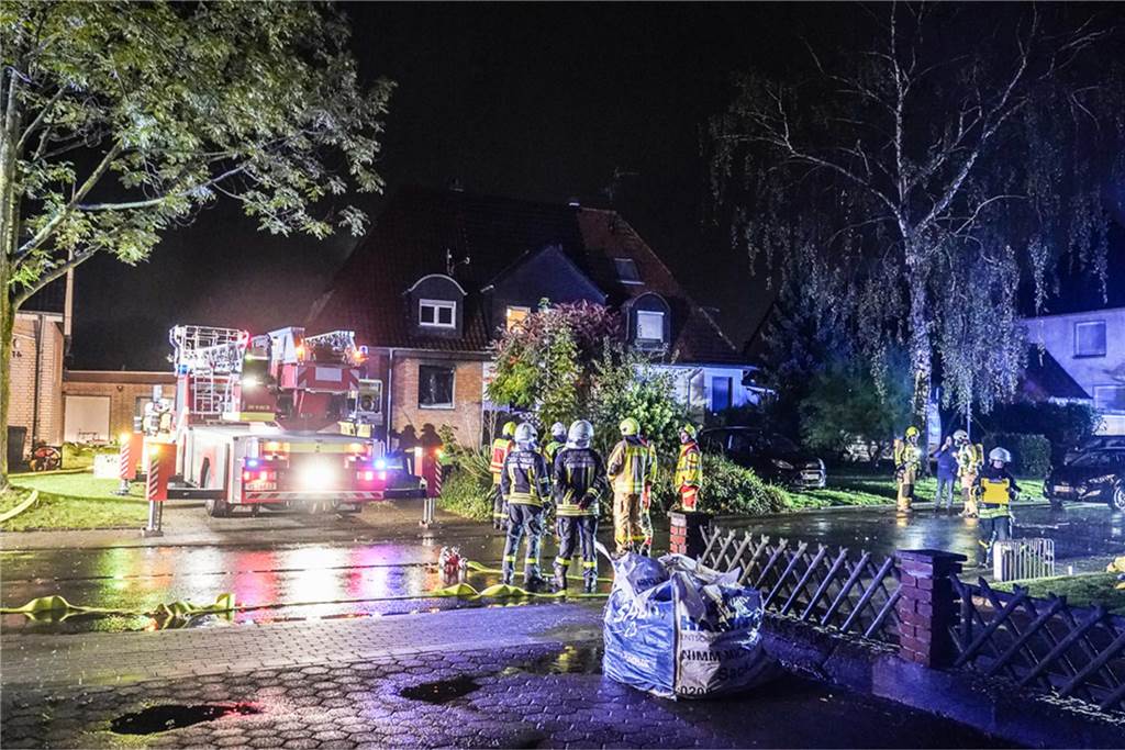 Ein Brand in einer Wohnung führte in der Nacht zu Donnerstag (10.10.2024) zu einem großen Einsatz der Feuerwehr an der Groppenbachstraße.