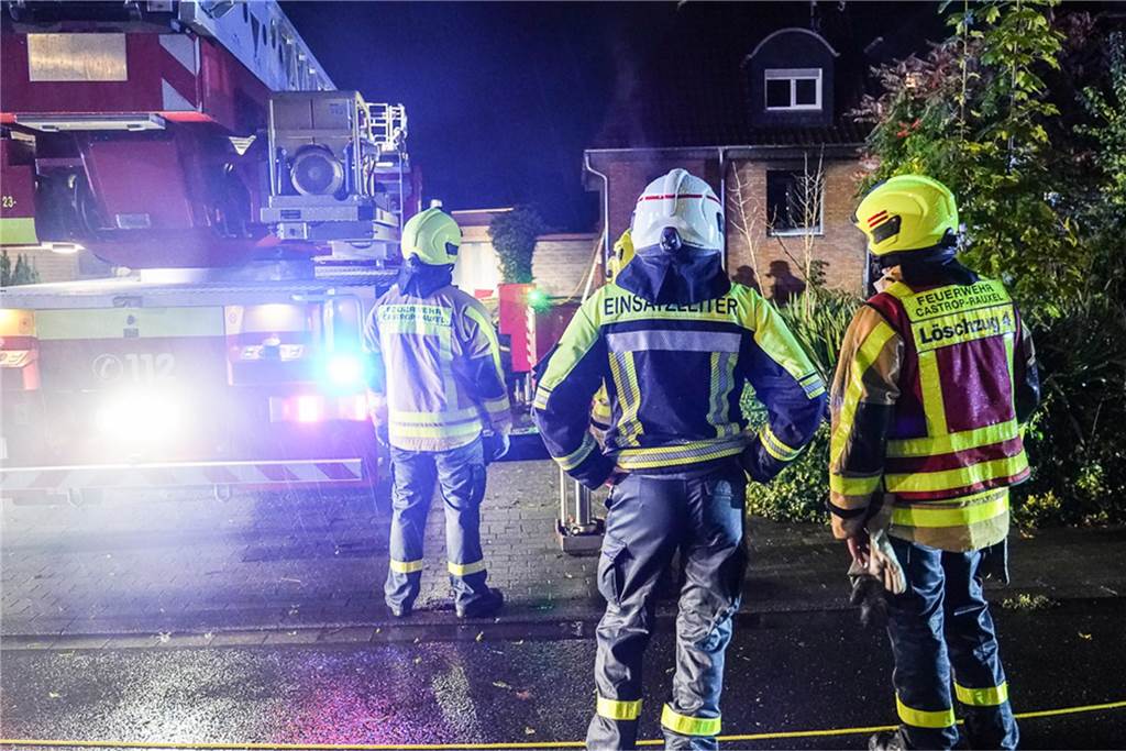 Ein Brand in einer Wohnung führte in der Nacht zu Donnerstag (10.10.2024) zu einem großen Einsatz der Feuerwehr an der Groppenbachstraße.