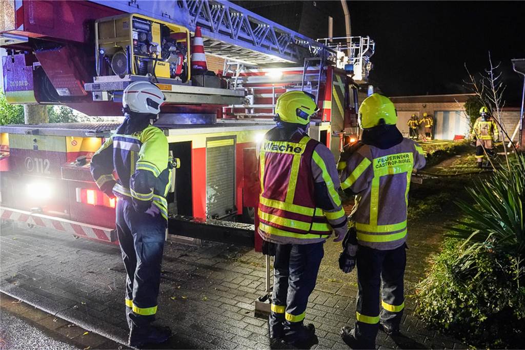 Ein Brand in einer Wohnung führte in der Nacht zu Donnerstag (10.10.2024) zu einem großen Einsatz der Feuerwehr an der Groppenbachstraße.