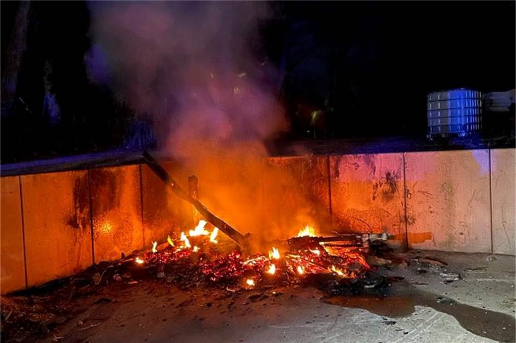„Gewerbe-/Industriebrand“: Feuerwehreinsatz an der Weseler Straße Ein brennender Holzstapel an der Weseler Straße