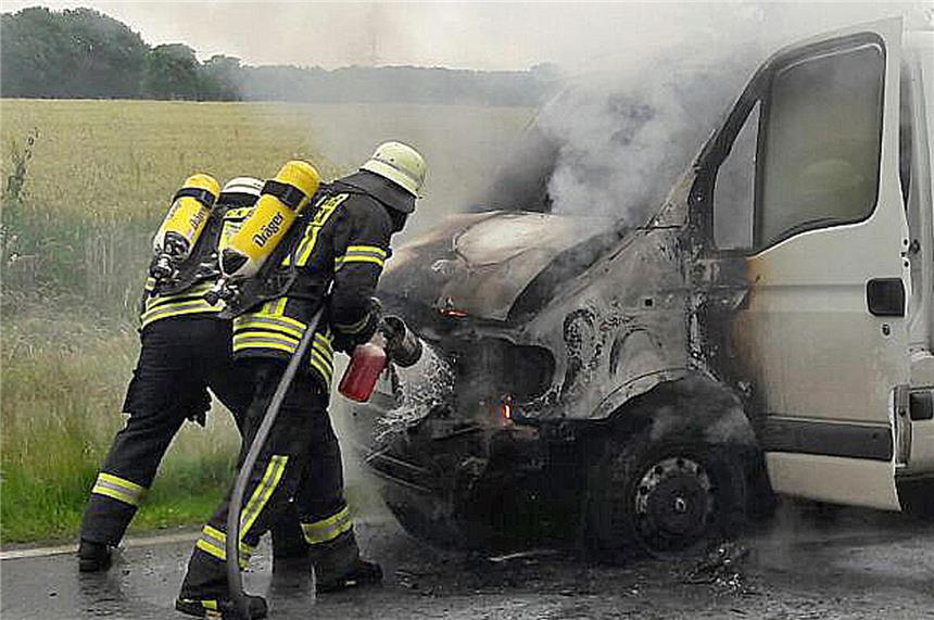 Kleintransporter geriet in Brand Ein brennender Transprter musste von der Feuerwehr gelöscht werden.