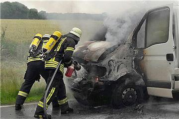 Ein brennender Transprter musste von der Feuerwehr gelöscht werden.