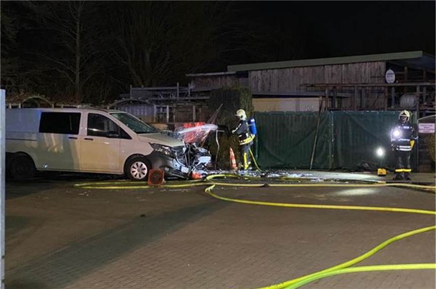 Feuerwehr löscht brennendes Auto in Halterner Gewerbegebiet Ein brennendes Auto beschäftigte am frühen Montagmorgen die Feuerwehr.