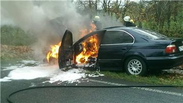 Ein brennendes Auto musste die Feuerwehr Schermbeck am Samstagvormittag auf der B 58 löschen.