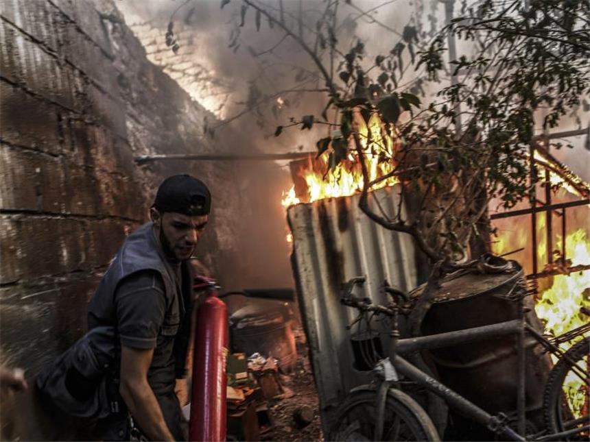 Russland verteidigt Luftangriffe auf Aleppo Ein brennendes Gebäude nach einem Luftangriff auf einen von Rebellen gehaltenen Vorort von Damaskus. Foto: Mohammed Badra