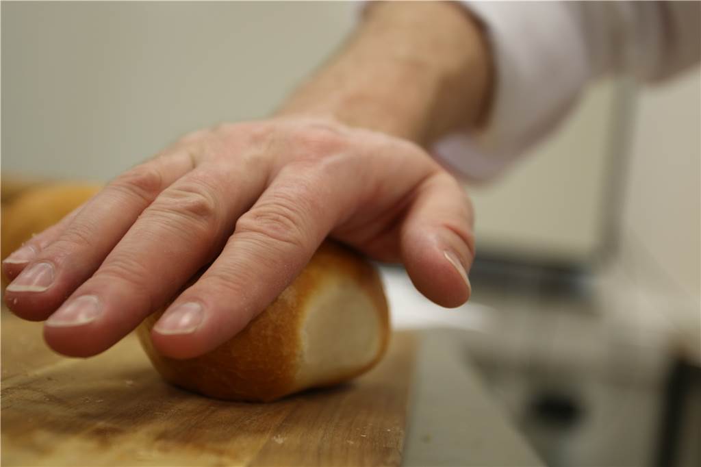 Brötchen-Check: Wo gibt es die besten Brötchen in Werne? Ein Brötchen muss dran glauben: Beim sogenannten Röschetest drückt Maik Wegner ein Exemplar platt auf das Holzbrett.