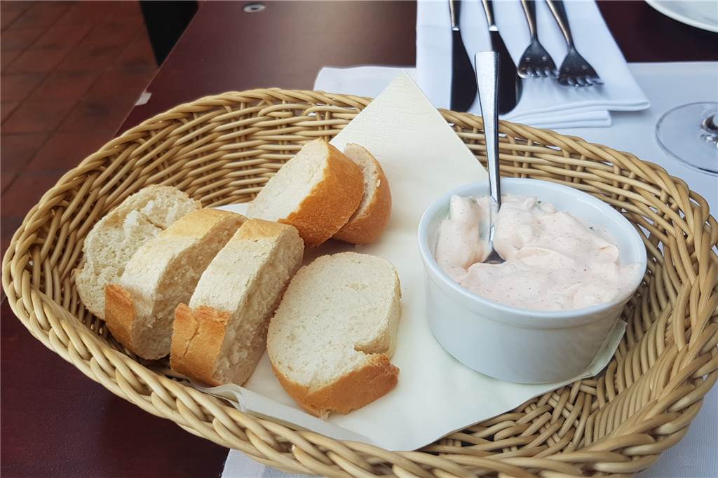Beim „Dicken Jupp“ in Vreden gibt es westfälische Spitzenküche mit kreativen Komponenten Ein Brotkorb mit Quark-Dip wurde vor dem ersten Gang gereicht.