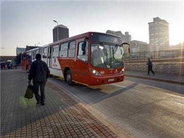 Ein BRT-Bus nimmt seine erste Fahrt durch Johannesburg auf.