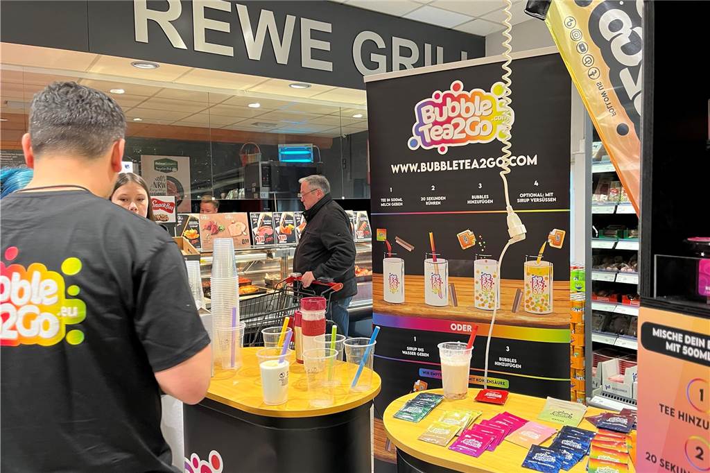 Rewe-Filiale in Brackel hat nun „Bubble Tea to go“ im Angebot Ein Bubble-Tea-to-go-Probierstand war am Donnerstag (6.4.) in der Rewe-Filiale an der Flughafenstraße in Brackel aufgebaut