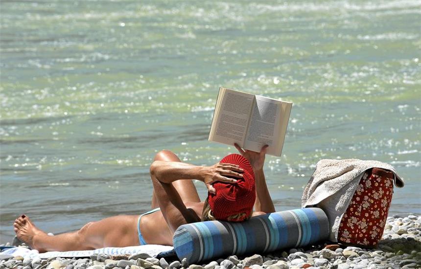 Diese Bücher lohnen sich für den Urlaub Ein Buch muss mit in den Urlaub. Wir stellen lohnende Lektüre für die Sommerferien vor.